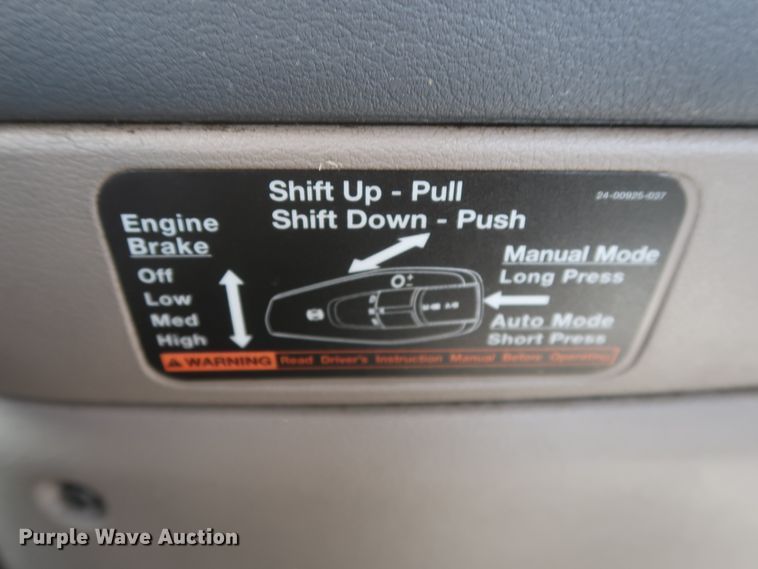 image for item HJ9352 2016 Freightliner Cascadia 125  semi truck