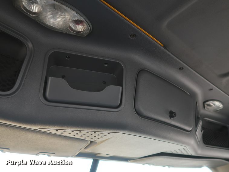 image for item HJ9352 2016 Freightliner Cascadia 125  semi truck