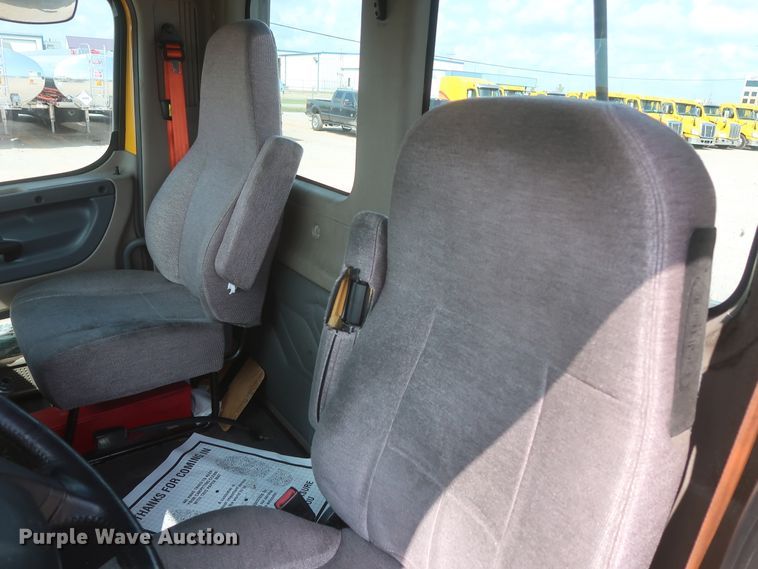 image for item HJ9352 2016 Freightliner Cascadia 125  semi truck