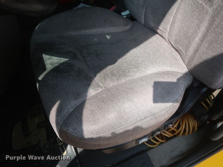 image for item HJ9352 2016 Freightliner Cascadia 125  semi truck