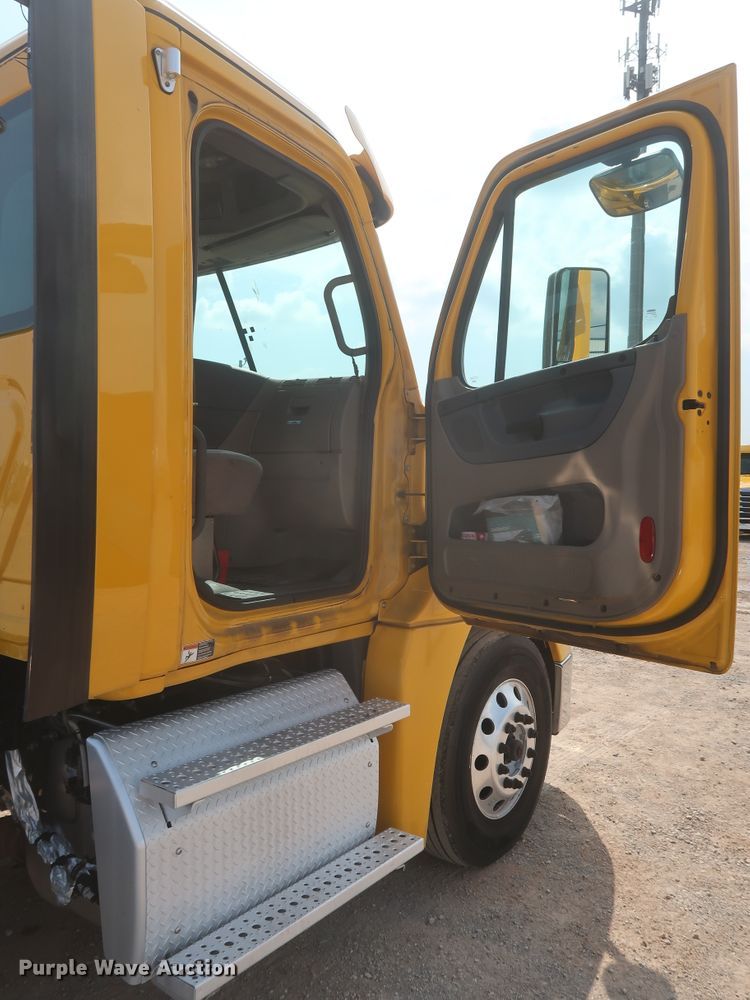 image for item HJ9352 2016 Freightliner Cascadia 125  semi truck