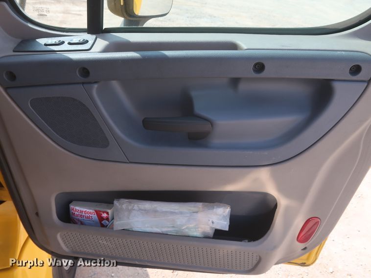 image for item HJ9352 2016 Freightliner Cascadia 125  semi truck