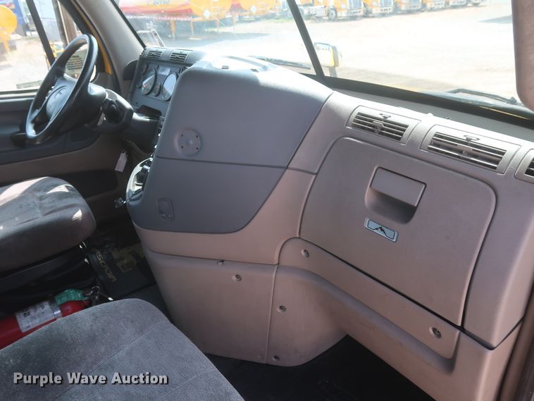 image for item HJ9352 2016 Freightliner Cascadia 125  semi truck