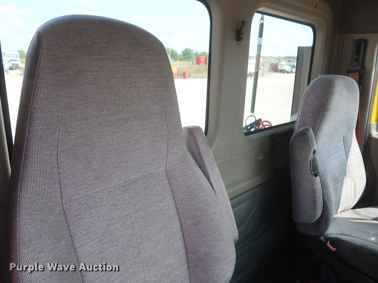 image for item HJ9352 2016 Freightliner Cascadia 125  semi truck