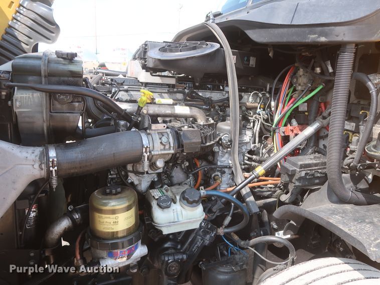 image for item HJ9352 2016 Freightliner Cascadia 125  semi truck