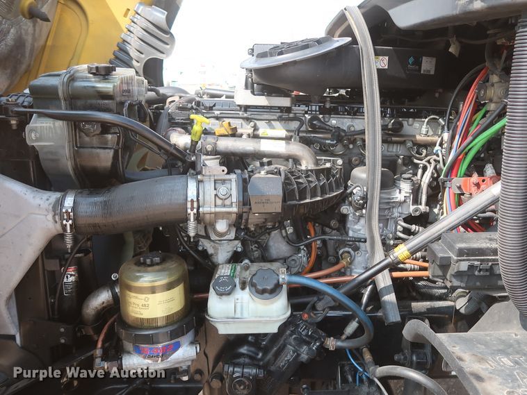 image for item HJ9352 2016 Freightliner Cascadia 125  semi truck