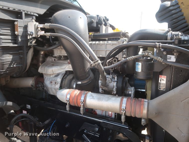 image for item HJ9352 2016 Freightliner Cascadia 125  semi truck