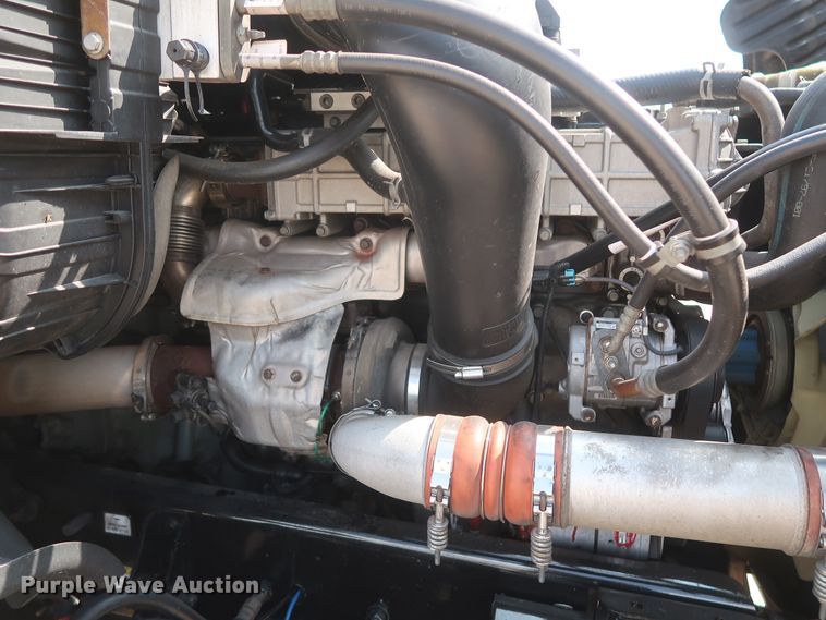 image for item HJ9352 2016 Freightliner Cascadia 125  semi truck