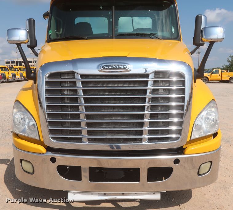 image for item HJ9352 2016 Freightliner Cascadia 125  semi truck