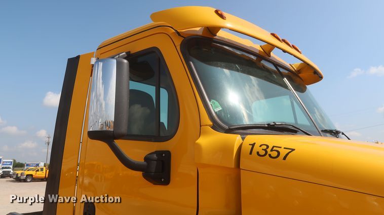 image for item HJ9352 2016 Freightliner Cascadia 125  semi truck