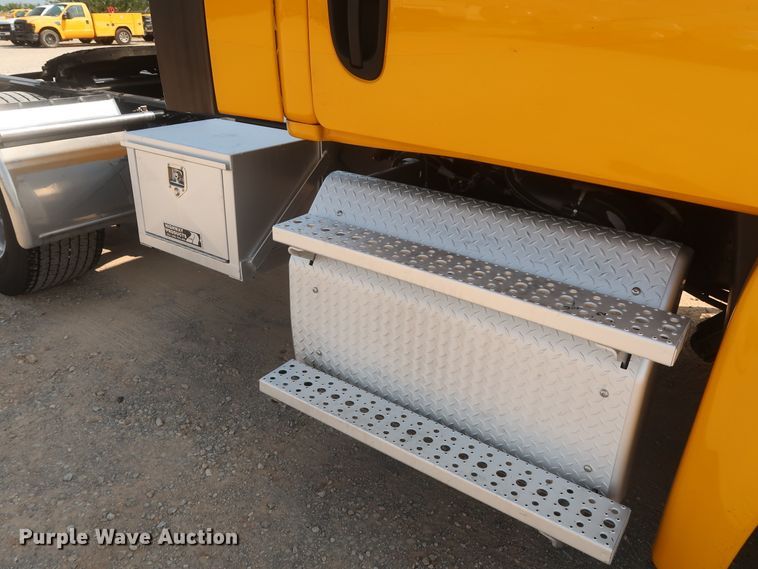 image for item HJ9352 2016 Freightliner Cascadia 125  semi truck