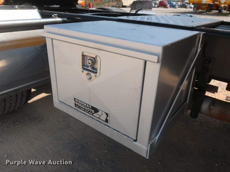 image for item HJ9352 2016 Freightliner Cascadia 125  semi truck