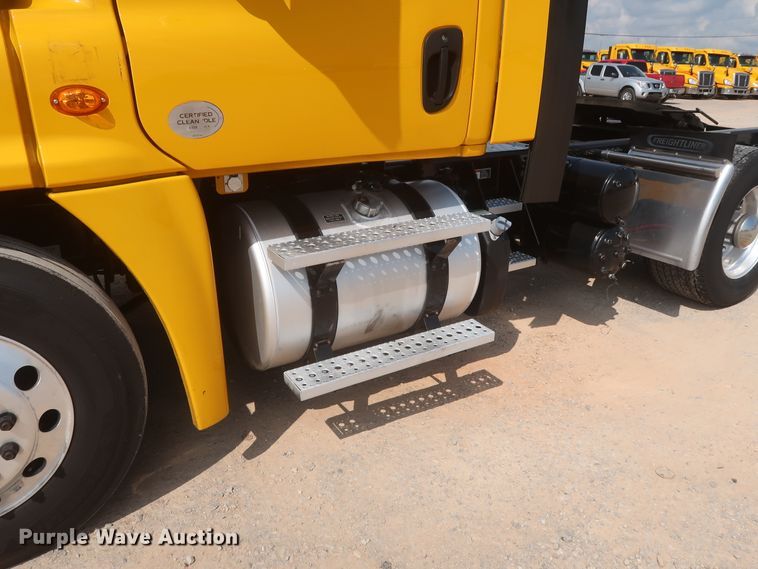 image for item HJ9352 2016 Freightliner Cascadia 125  semi truck