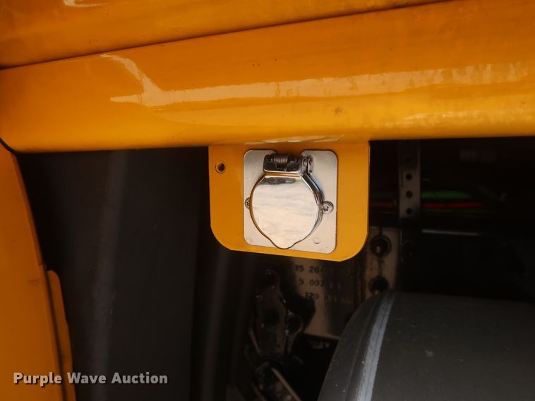 image for item HJ9352 2016 Freightliner Cascadia 125  semi truck