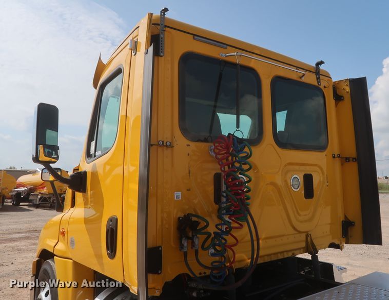 image for item HJ9352 2016 Freightliner Cascadia 125  semi truck