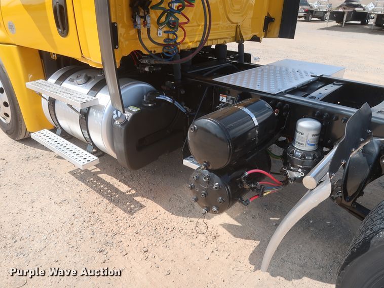 image for item HJ9352 2016 Freightliner Cascadia 125  semi truck