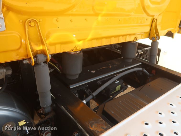 image for item HJ9352 2016 Freightliner Cascadia 125  semi truck