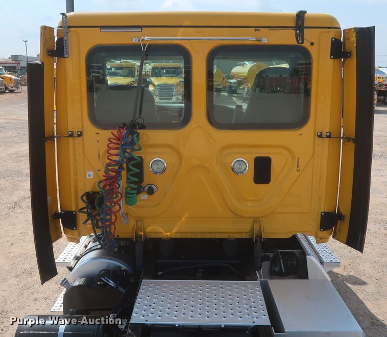 image for item HJ9352 2016 Freightliner Cascadia 125  semi truck