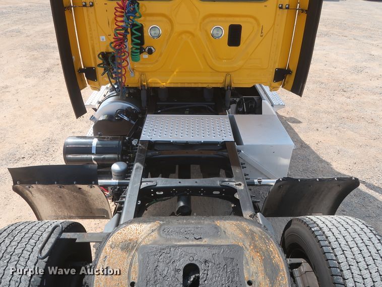 image for item HJ9352 2016 Freightliner Cascadia 125  semi truck