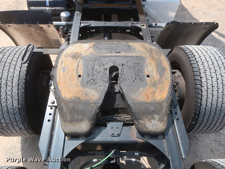 image for item HJ9352 2016 Freightliner Cascadia 125  semi truck