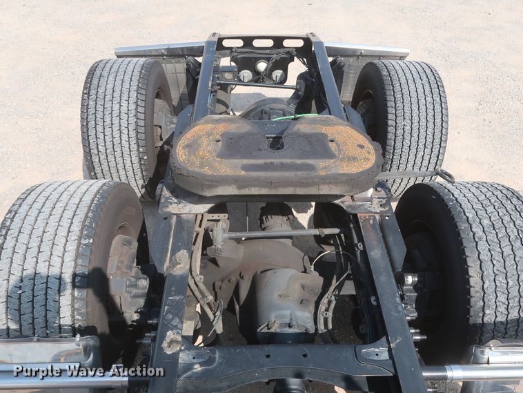 image for item HJ9352 2016 Freightliner Cascadia 125  semi truck