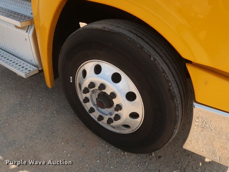 image for item HJ9352 2016 Freightliner Cascadia 125  semi truck