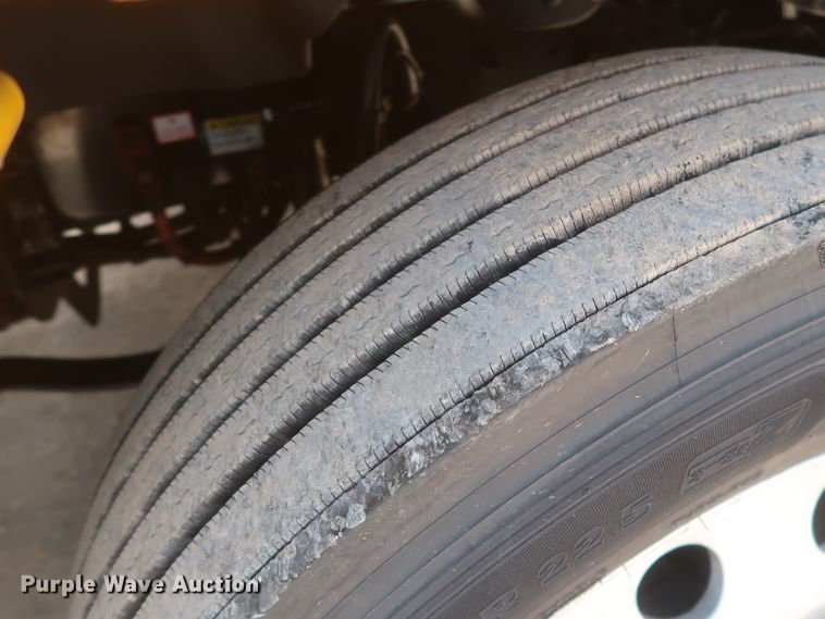 image for item HJ9352 2016 Freightliner Cascadia 125  semi truck