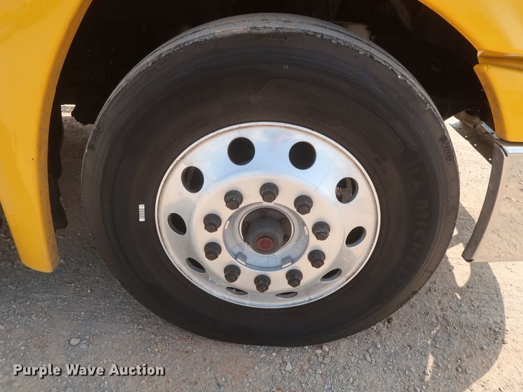 image for item HJ9352 2016 Freightliner Cascadia 125  semi truck