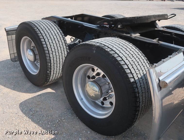 image for item HJ9352 2016 Freightliner Cascadia 125  semi truck