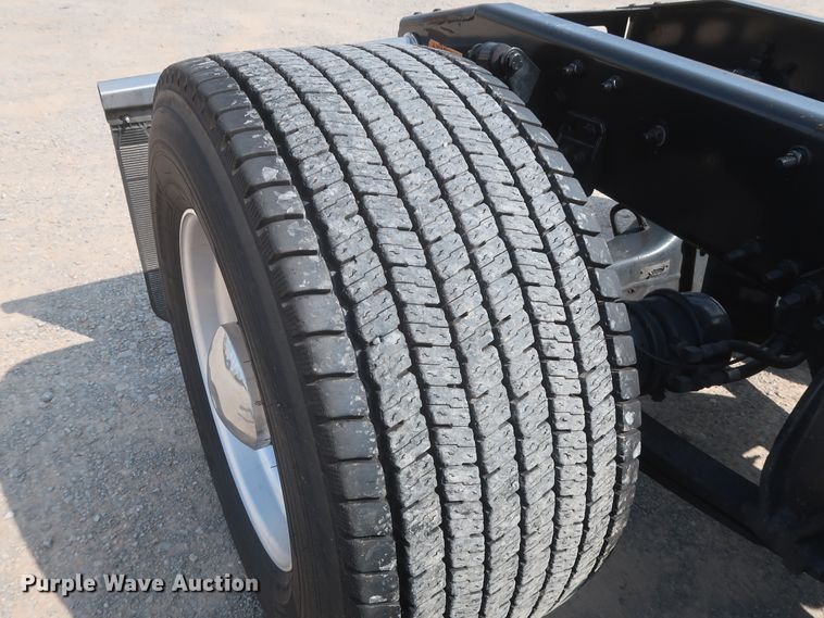 image for item HJ9352 2016 Freightliner Cascadia 125  semi truck