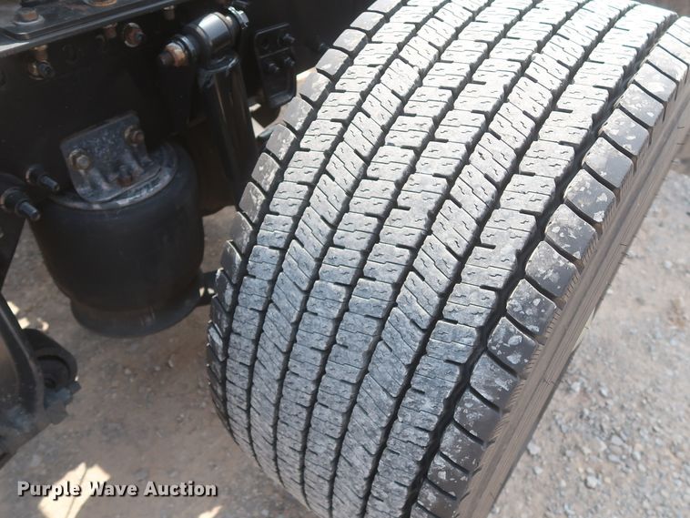 image for item HJ9352 2016 Freightliner Cascadia 125  semi truck