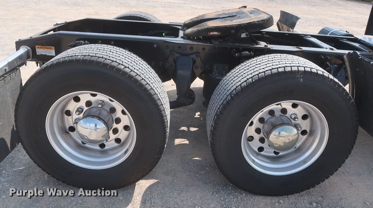 image for item HJ9352 2016 Freightliner Cascadia 125  semi truck