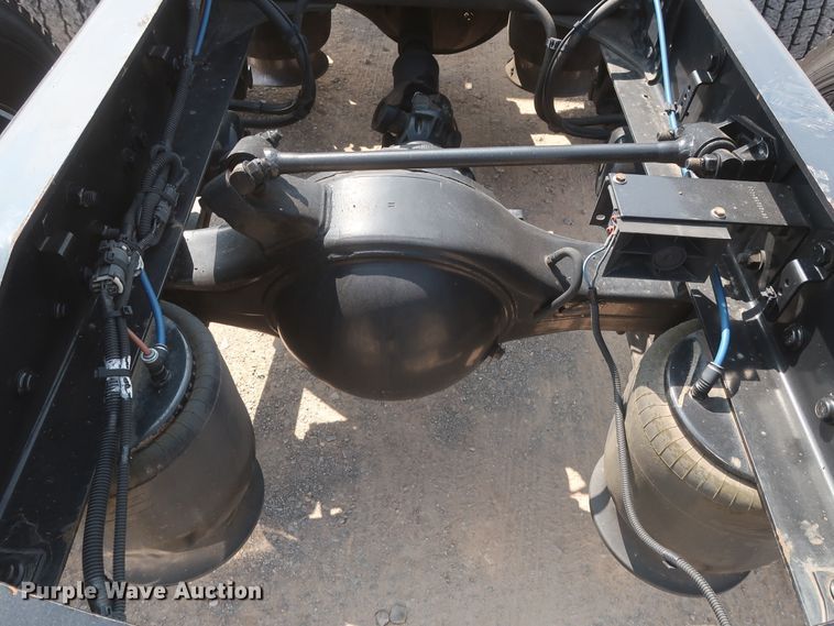 image for item HJ9352 2016 Freightliner Cascadia 125  semi truck