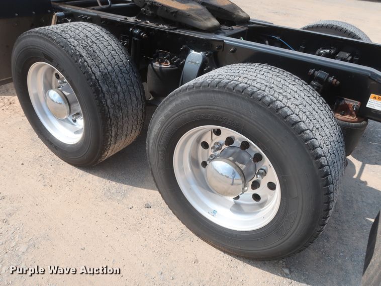 image for item HJ9352 2016 Freightliner Cascadia 125  semi truck