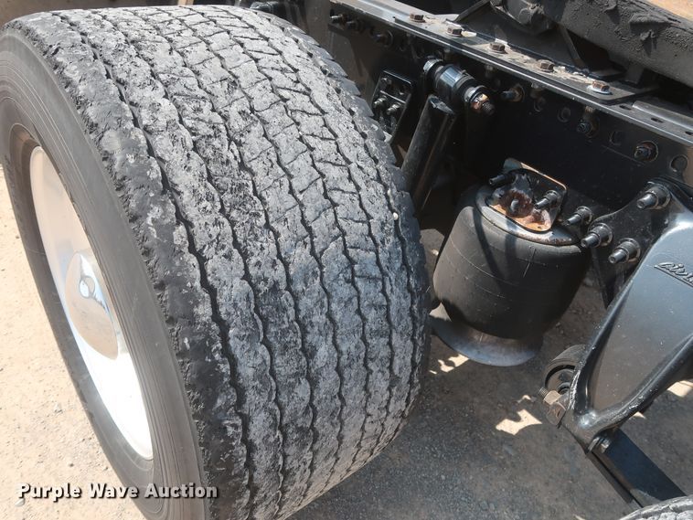 image for item HJ9352 2016 Freightliner Cascadia 125  semi truck