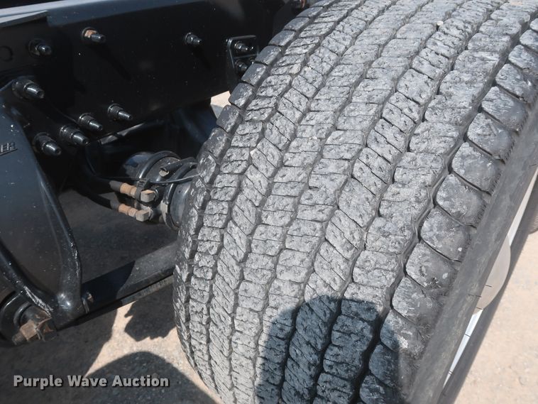 image for item HJ9352 2016 Freightliner Cascadia 125  semi truck