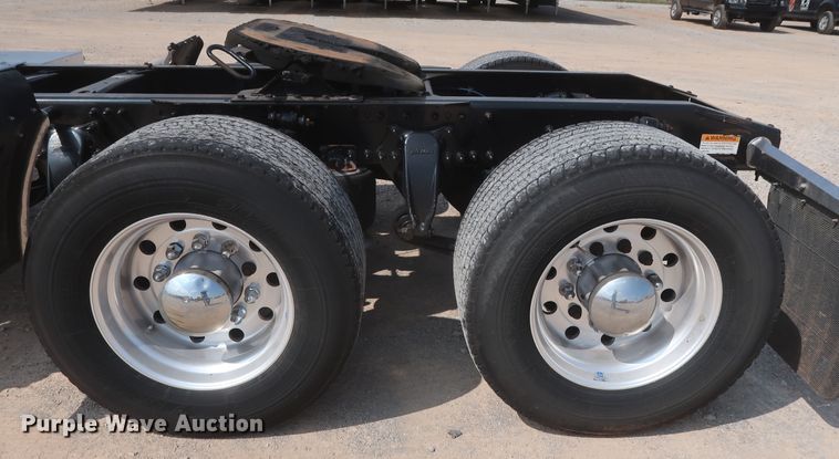 image for item HJ9352 2016 Freightliner Cascadia 125  semi truck