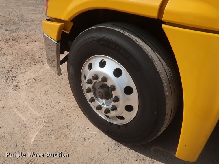 image for item HJ9352 2016 Freightliner Cascadia 125  semi truck