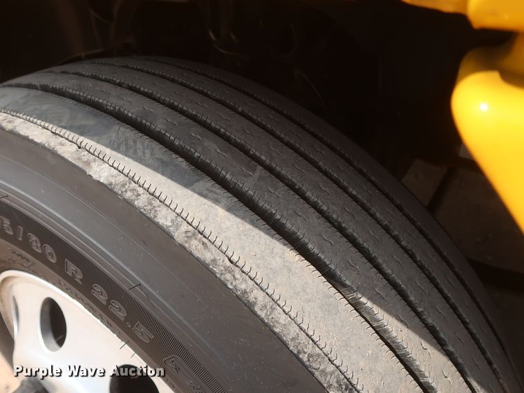 image for item HJ9352 2016 Freightliner Cascadia 125  semi truck