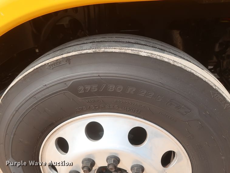 image for item HJ9352 2016 Freightliner Cascadia 125  semi truck