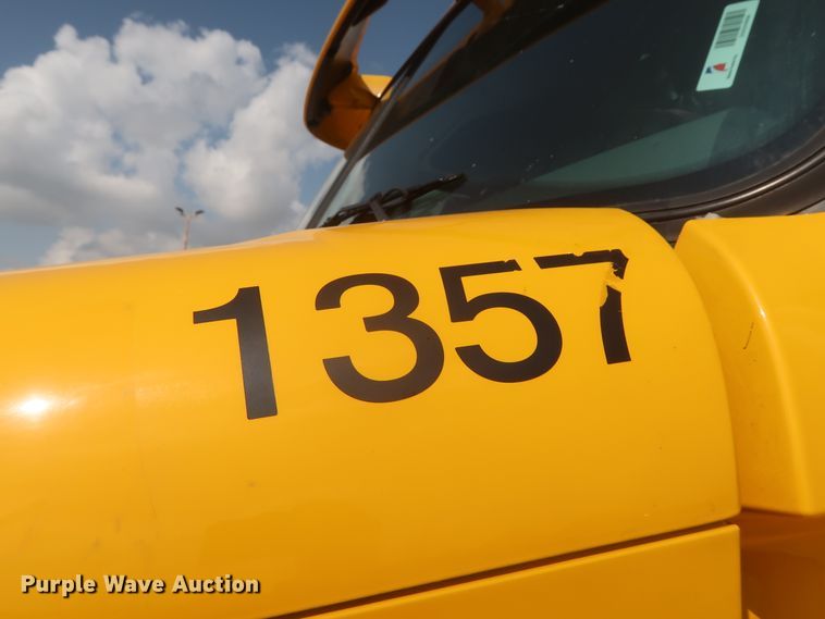 image for item HJ9352 2016 Freightliner Cascadia 125  semi truck