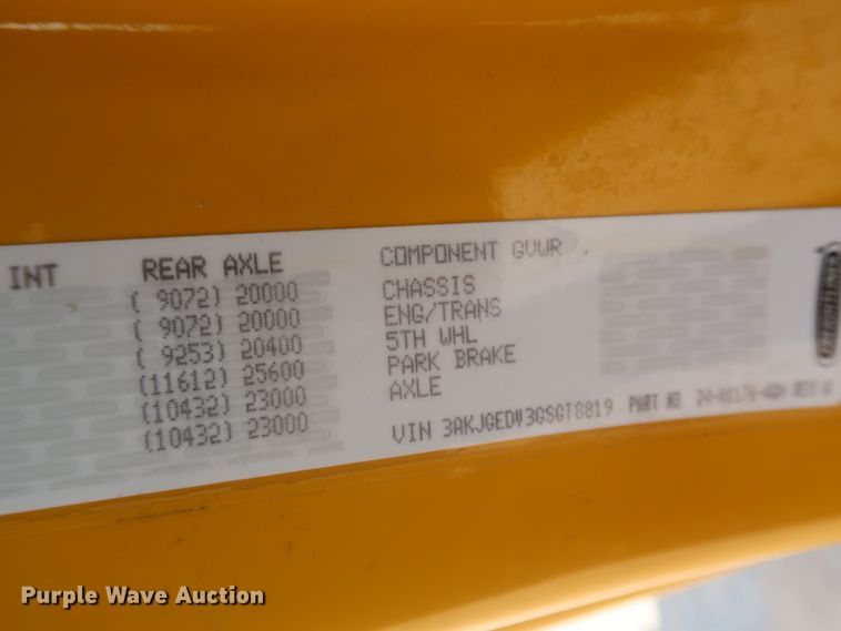 image for item HJ9352 2016 Freightliner Cascadia 125  semi truck