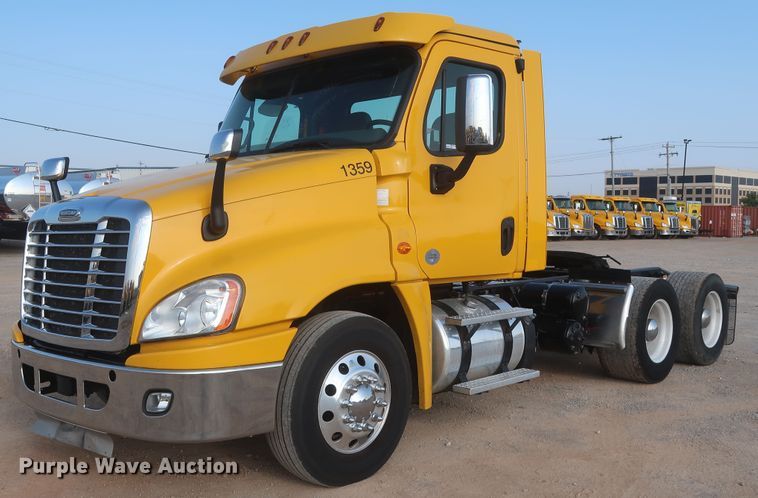 image for item HJ9353 2016 Freightliner Cascadia 125  semi truck