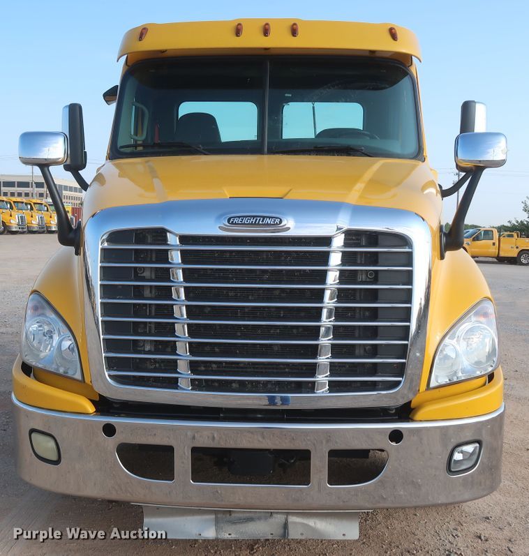 image for item HJ9353 2016 Freightliner Cascadia 125  semi truck