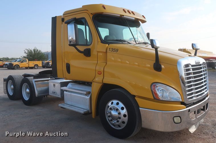 image for item HJ9353 2016 Freightliner Cascadia 125  semi truck