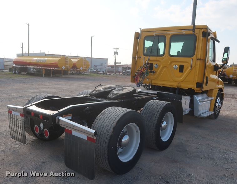 image for item HJ9353 2016 Freightliner Cascadia 125  semi truck