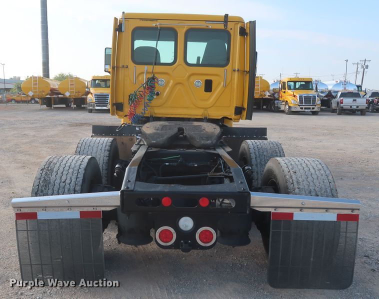 image for item HJ9353 2016 Freightliner Cascadia 125  semi truck