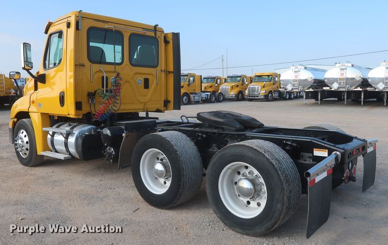 image for item HJ9353 2016 Freightliner Cascadia 125  semi truck