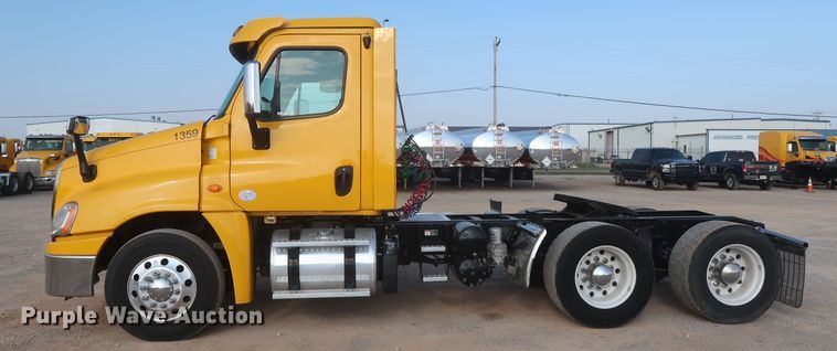 image for item HJ9353 2016 Freightliner Cascadia 125  semi truck