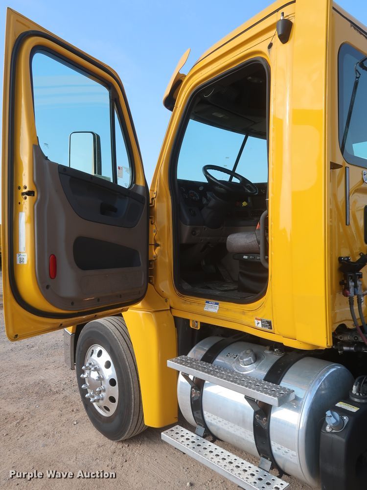 image for item HJ9353 2016 Freightliner Cascadia 125  semi truck